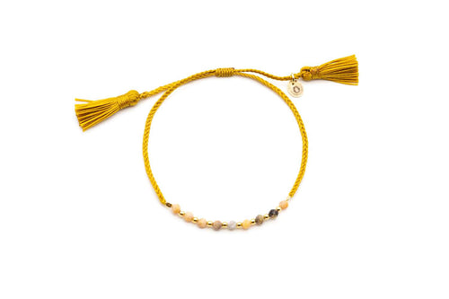 Geflochtenes Macramé-Armband in Curry-Gelb mit Jaspis-Perlen und zwei Quasten