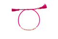 Pink geflochtenes Macramé-Armband mit Turmalin-Perlen, vergoldeten Perlen und zwei Quasten, freigestellt