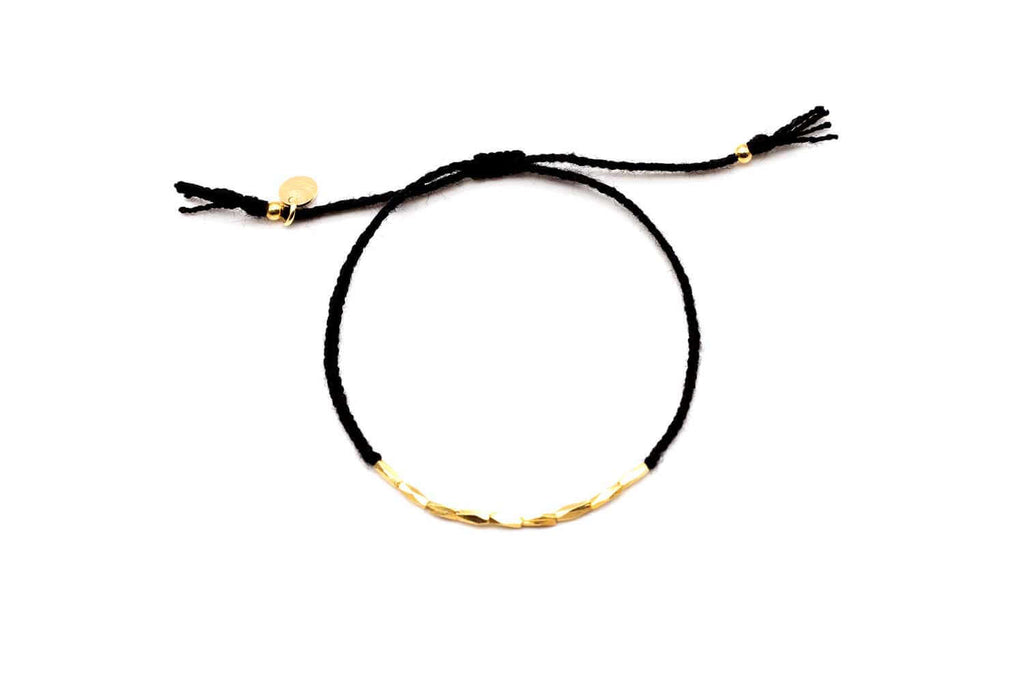 Schwarzes Macramé-Armband mit vergoldeten Röhrchen und Zugverschluss mit Quasten