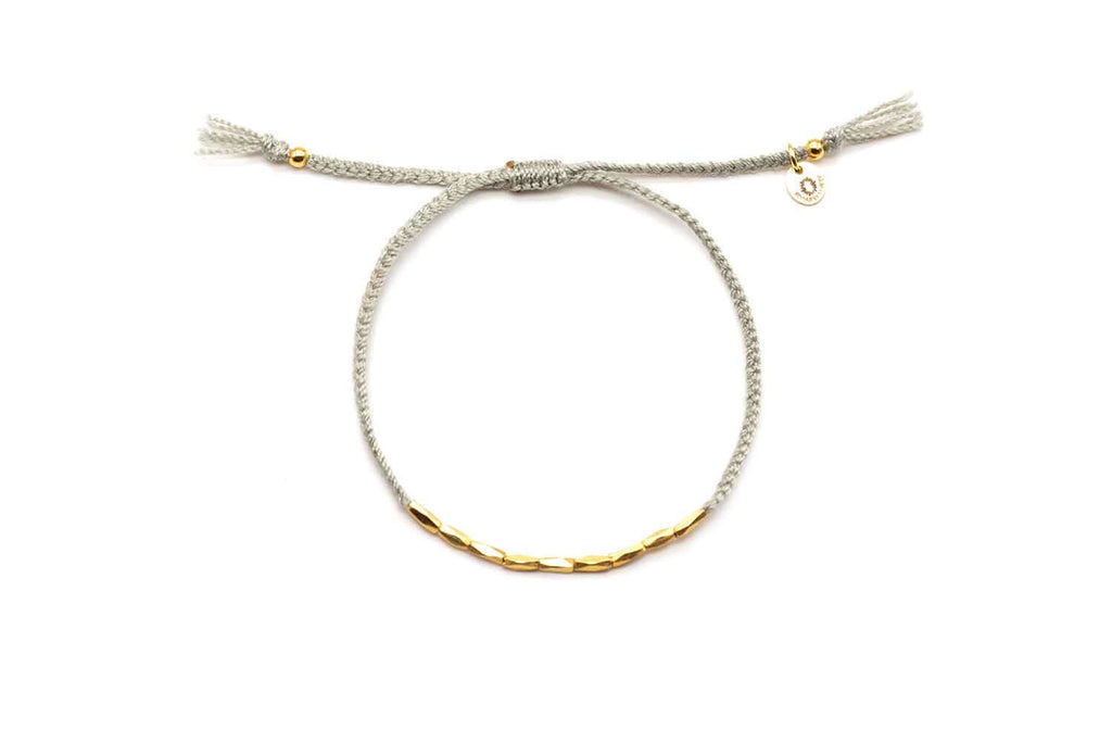Graues Macramé-Armband mit einer Reihe vergoldeter länglicher Perlen und verstellbarem Zugverschluss