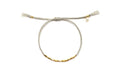 Graues Macramé-Armband mit einer Reihe vergoldeter länglicher Perlen und verstellbarem Zugverschluss