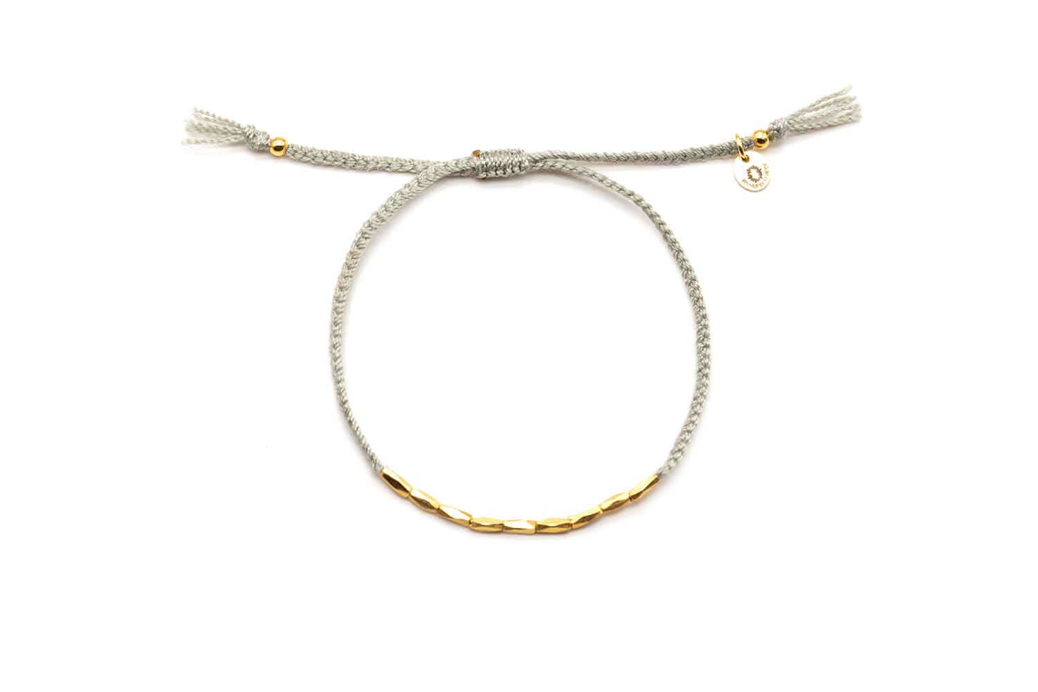 Graues Macramé-Armband mit einer Reihe vergoldeter länglicher Perlen und verstellbarem Zugverschluss