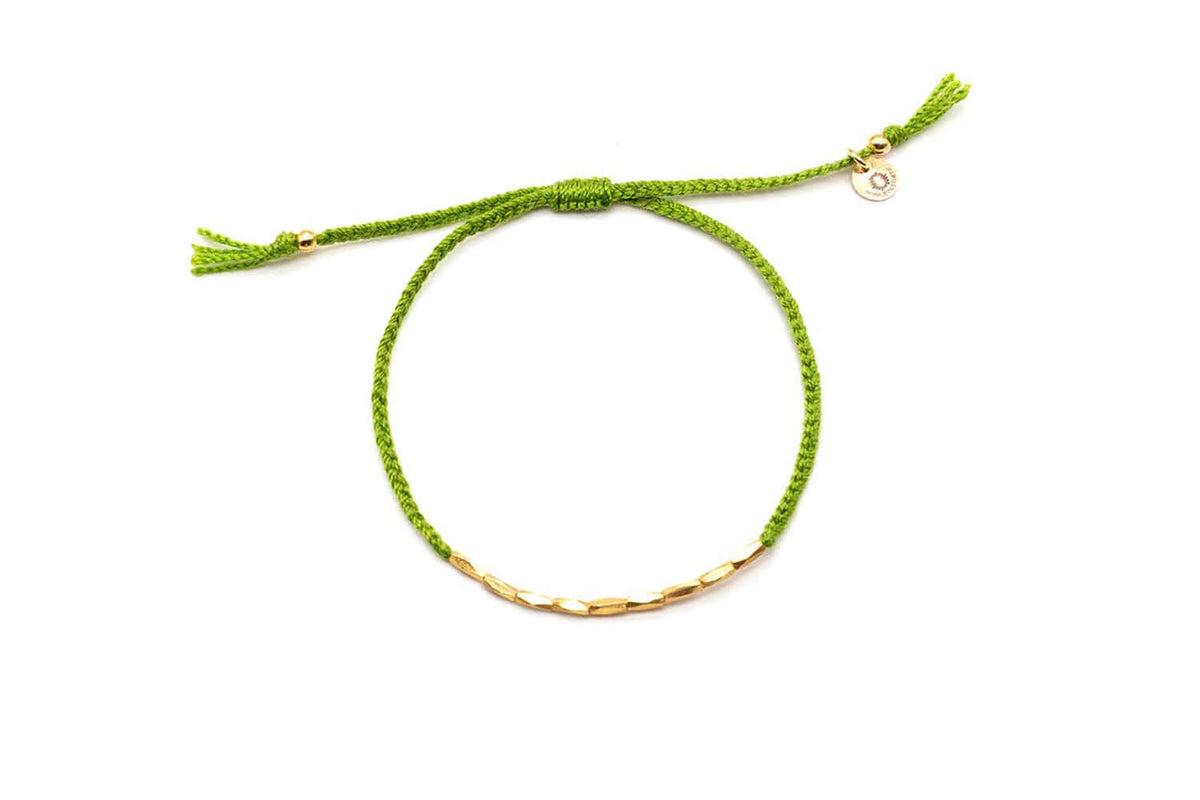 Olivgrünes geflochtenes Macramé-Armband mit vergoldeten Röhrchenperlen und Zugverschluss