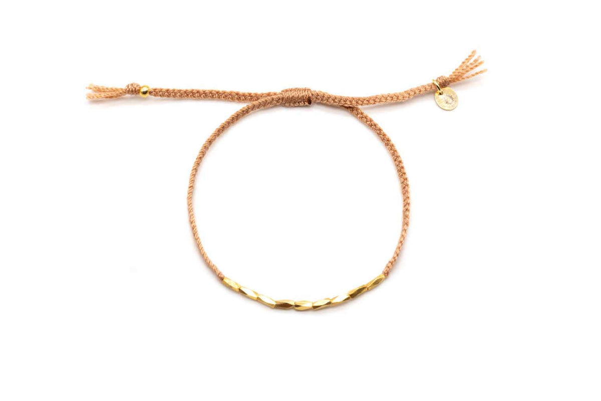 Sandfarbenes geflochtenes Macramé-Armband mit vergoldeten Röhrchenperlen und Zugverschluss