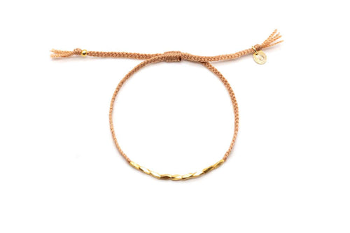 Sandfarbenes geflochtenes Macramé-Armband mit vergoldeten Röhrchenperlen und Zugverschluss