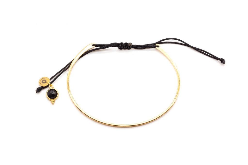 Vergoldeter Bangle-Armreif an schwarzem Macramé-Band mit rundem Onyx-Anhänger