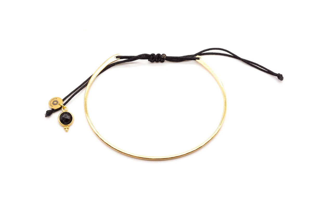 Vergoldeter Bangle-Armreif an schwarzem Macramé-Band mit rundem Onyx-Anhänger