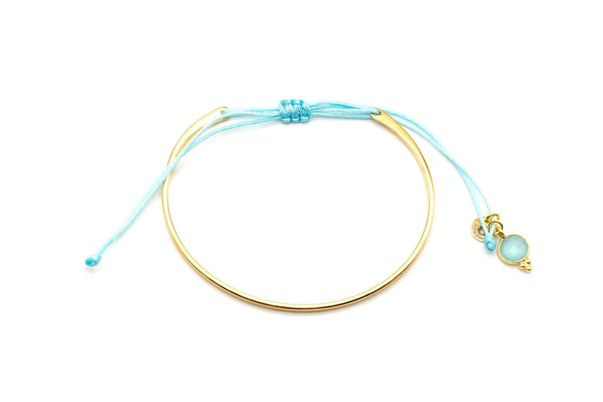 Vergoldeter Armreif mit hellblauem Macramé-Band, verstellbarem Knoten und Chalcedon-Anhänger
