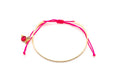Vergoldeter Armreif mit pinkem Macramé-Band und rosa Chalcedon-Anhänger, freigestellt