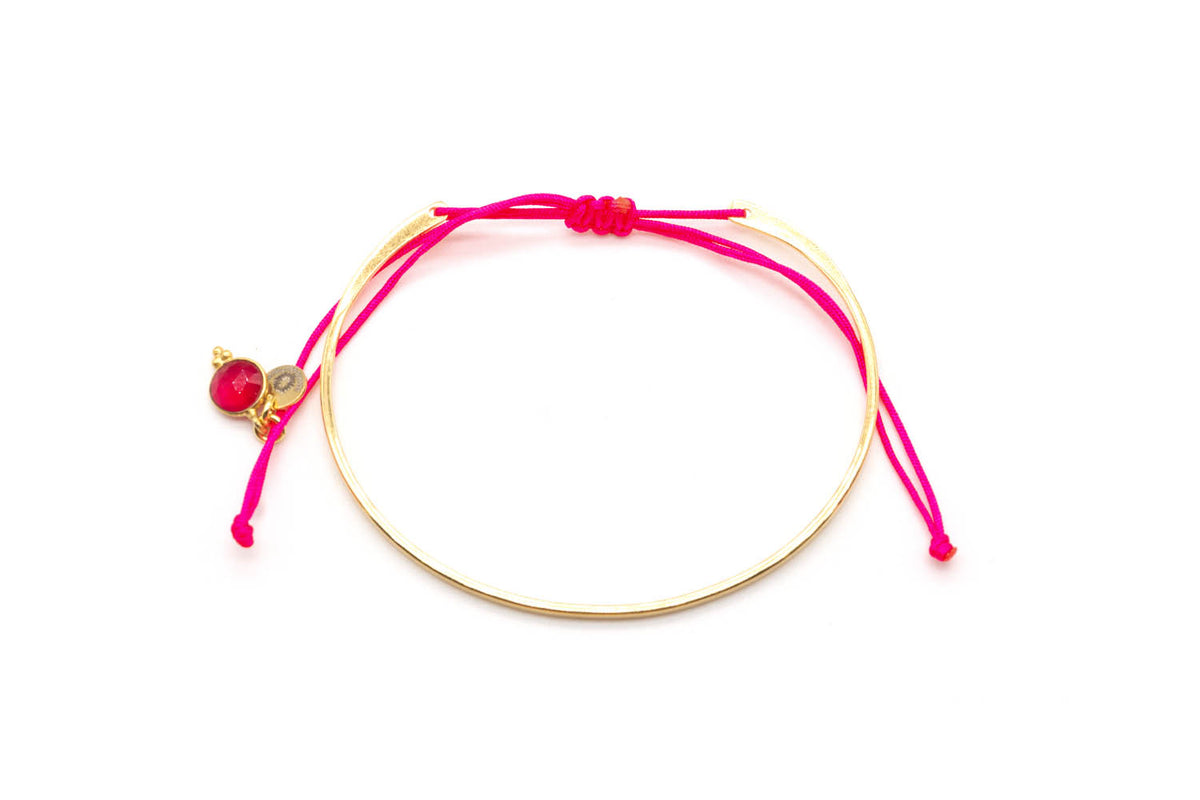 Vergoldeter Armreif mit pinkem Macramé-Band und rosa Chalcedon-Anhänger, freigestellt