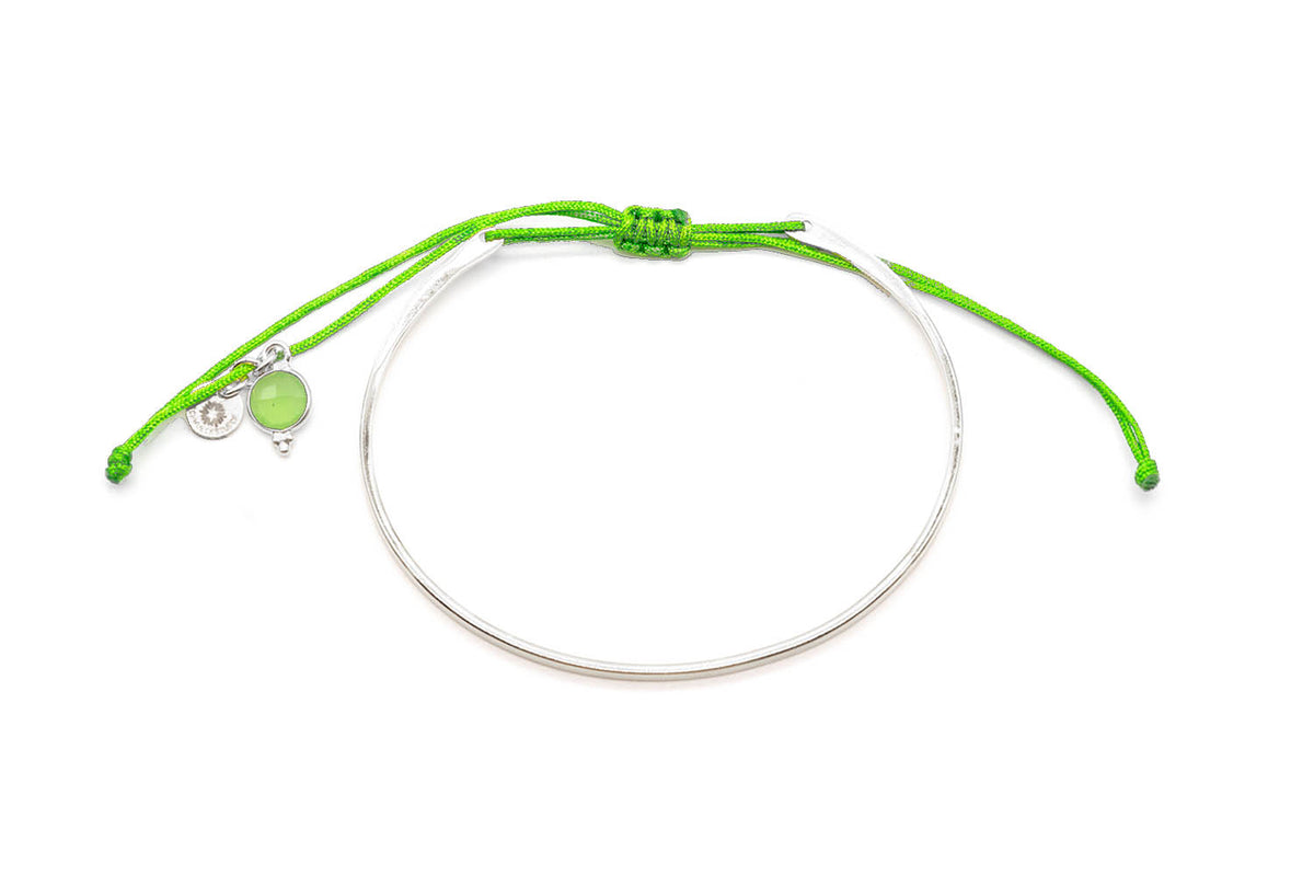 Silberfarbene Variante des Armreifs mit grünem Zugband und Chalcedon-Anhänger