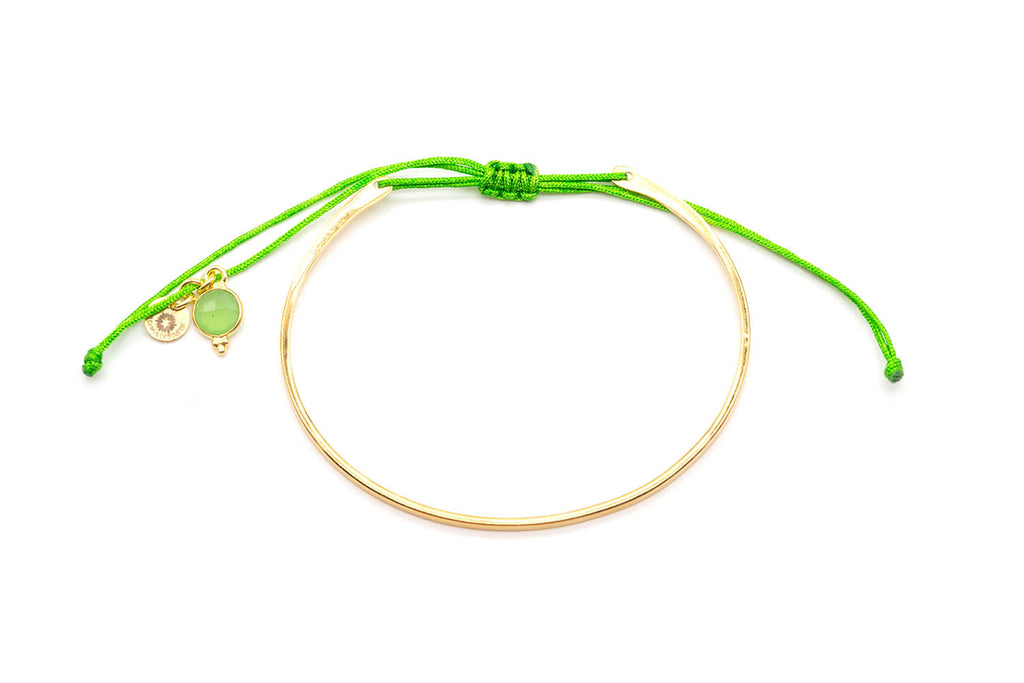 Vergoldeter Armreif mit grünem Macramé-Zugband und rundem Chalcedon-Anhänger