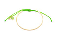 Vergoldeter Armreif mit grünem Macramé-Zugband und rundem Chalcedon-Anhänger
