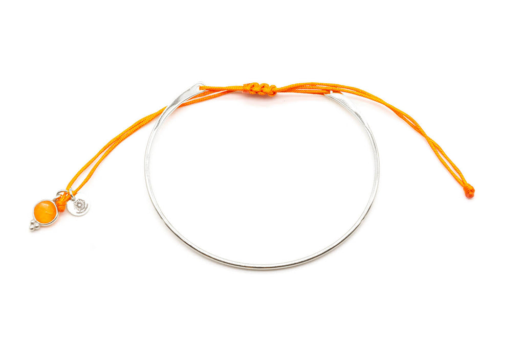 Armreif aus Sterlingsilber mit orangefarbenem Macramé-Band und Chalcedon-Anhänger