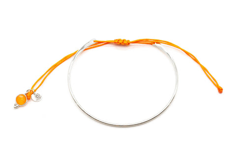 Armreif aus Sterlingsilber mit orangefarbenem Macramé-Band und Chalcedon-Anhänger