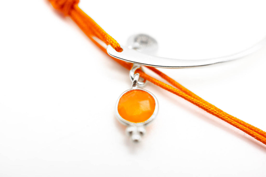 Detailaufnahme des orangefarbenen Chalcedon-Anhängers am Silberreif