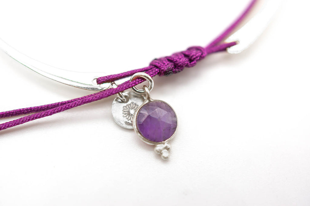 Nahaufnahme des Amethyst-Anhängers mit floralem Plättchen an silberfarbenem Reif
