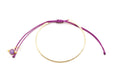 Vergoldeter Armreif mit lila geflochtenem Macramé-Band und Amethyst-Anhänger, freigestellt