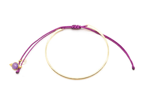 Vergoldeter Armreif mit lila geflochtenem Macramé-Band und Amethyst-Anhänger