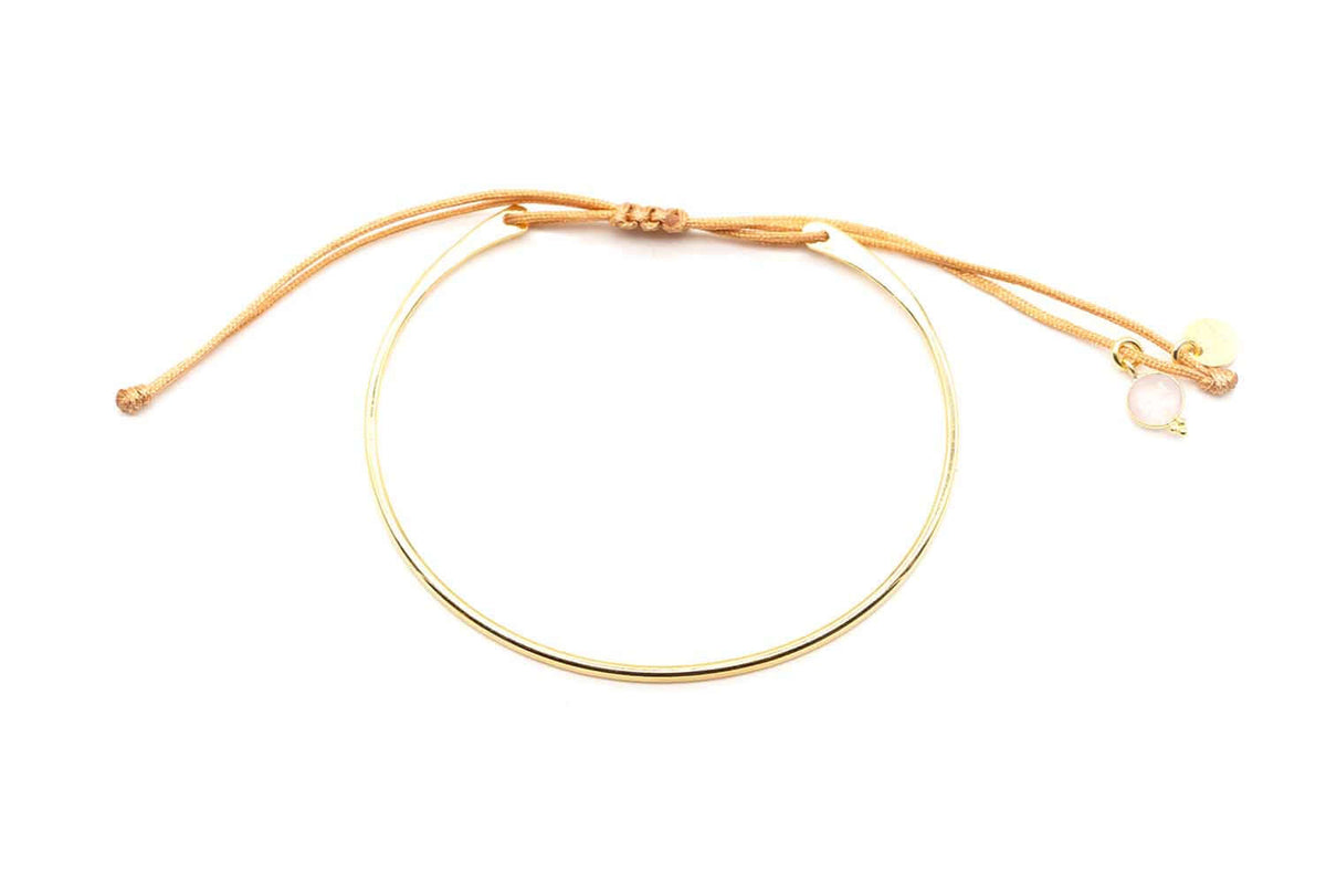 Vergoldeter Armreif an sandfarbenem geflochtenem Macramé-Band mit Rosenquarz-Anhänger