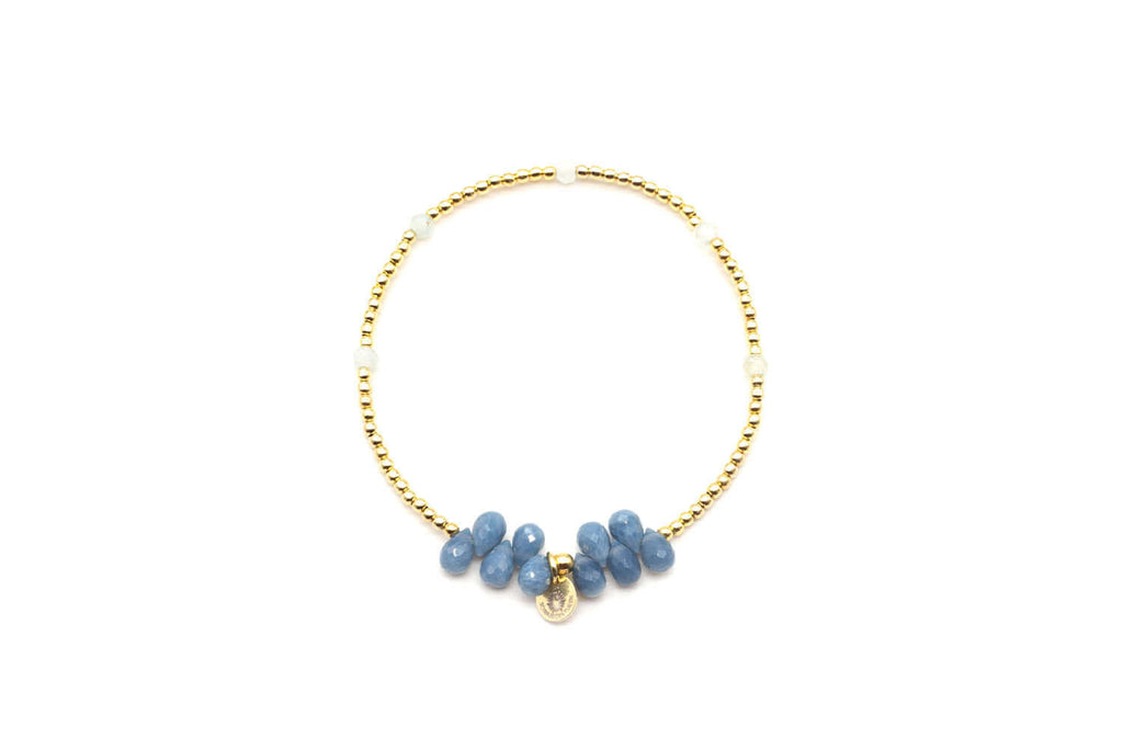 Armband auf Elastikband mit vergoldeten Perlen und hellblauen facettierten Opal-Tropfen