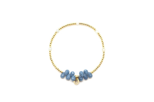 Armband auf Elastikband mit vergoldeten Perlen und hellblauen facettierten Opal-Tropfen
