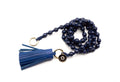 Handykette aus dunkelblauen Holzperlen mit blauer Nappaleder-Quaste und goldfarbenem Ring
