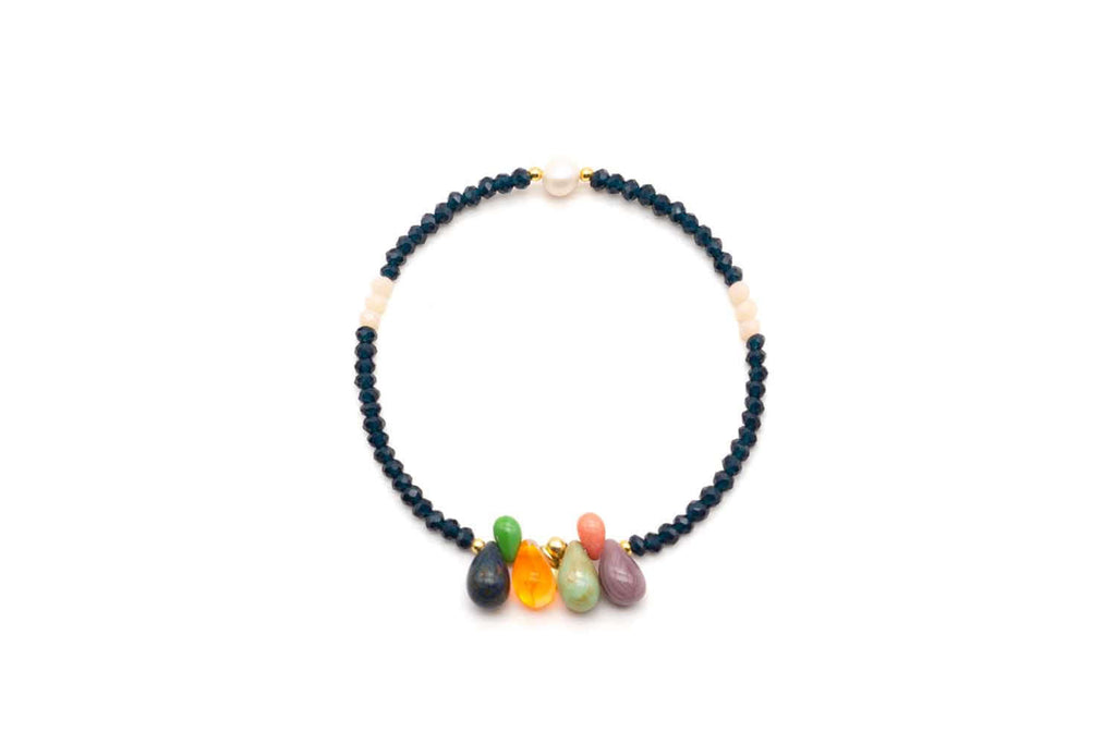 Armband auf Elastikband mit dunkelblauen Perlen, Süßwasserperle und sechs bunten Kristalltropfen