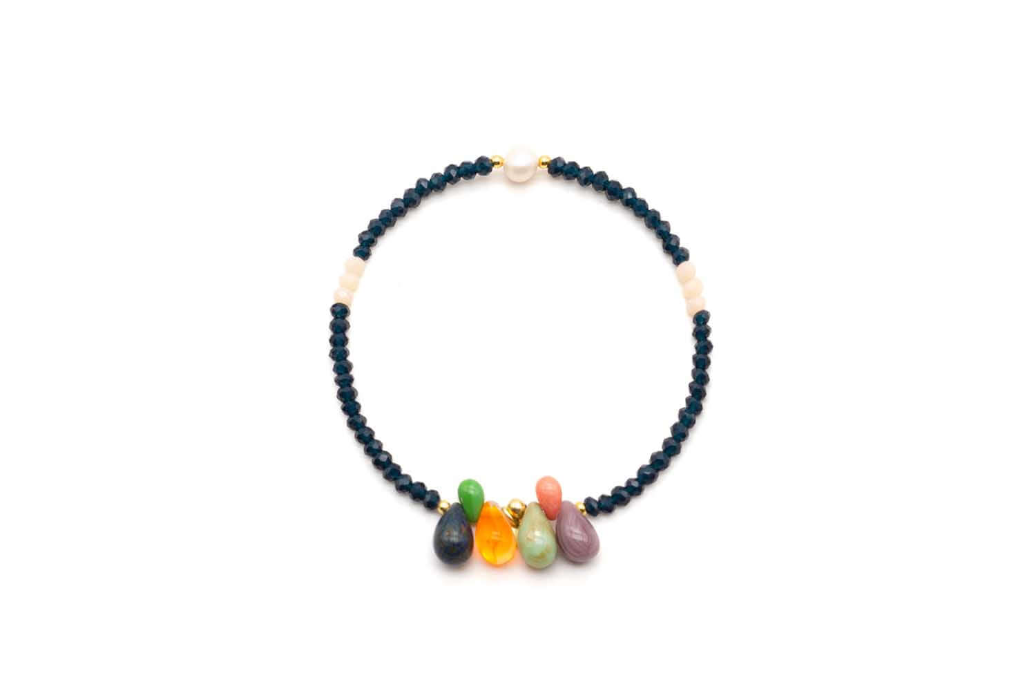 Armband auf Elastikband mit tiefblauen Perlen, weißer Süßwasserperle und fünf bunten Tropfen