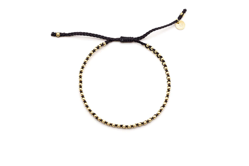 Geflochtenes Macramé-Armband in Schwarz mit vergoldeten Perlen und Zugverschluss