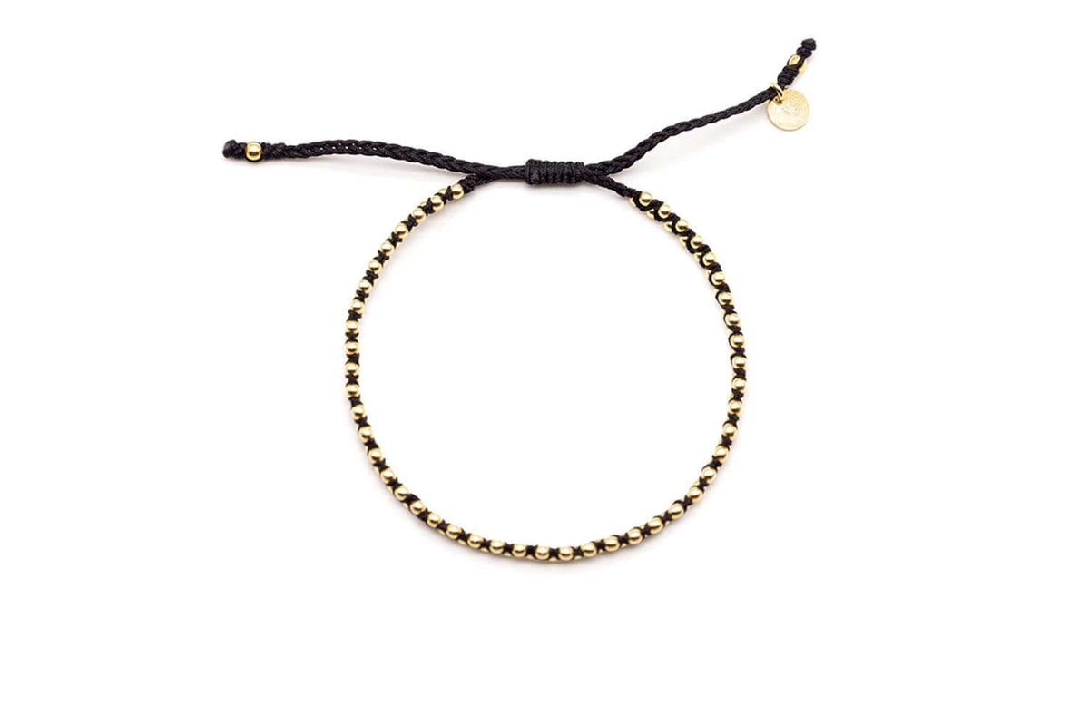 Geflochtenes Macramé-Armband in Schwarz mit vergoldeten Perlen und Zugverschluss