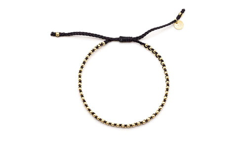 Geflochtenes Macramé-Armband in Schwarz mit vergoldeten Perlen und Zugverschluss