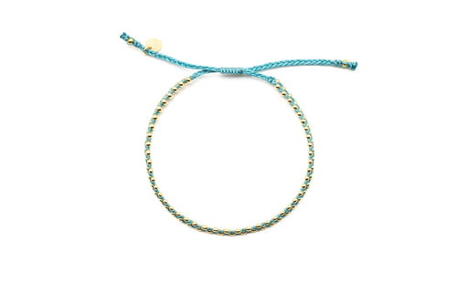 Geflochtenes Macramé-Armband in kräftigem Blaugrün mit vergoldeten Perlen und Zugverschluss