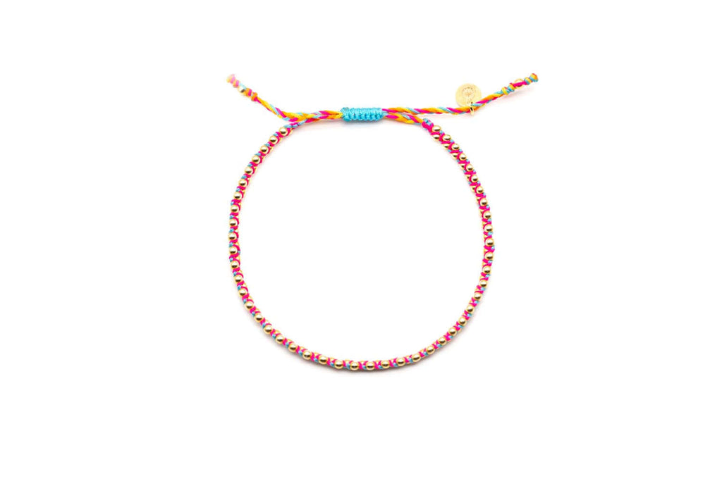 Geflochtenes Macramé-Armband in Pink, Gelb und Blaugrün mit vergoldeten Silberperlen und blauem Zugverschluss
