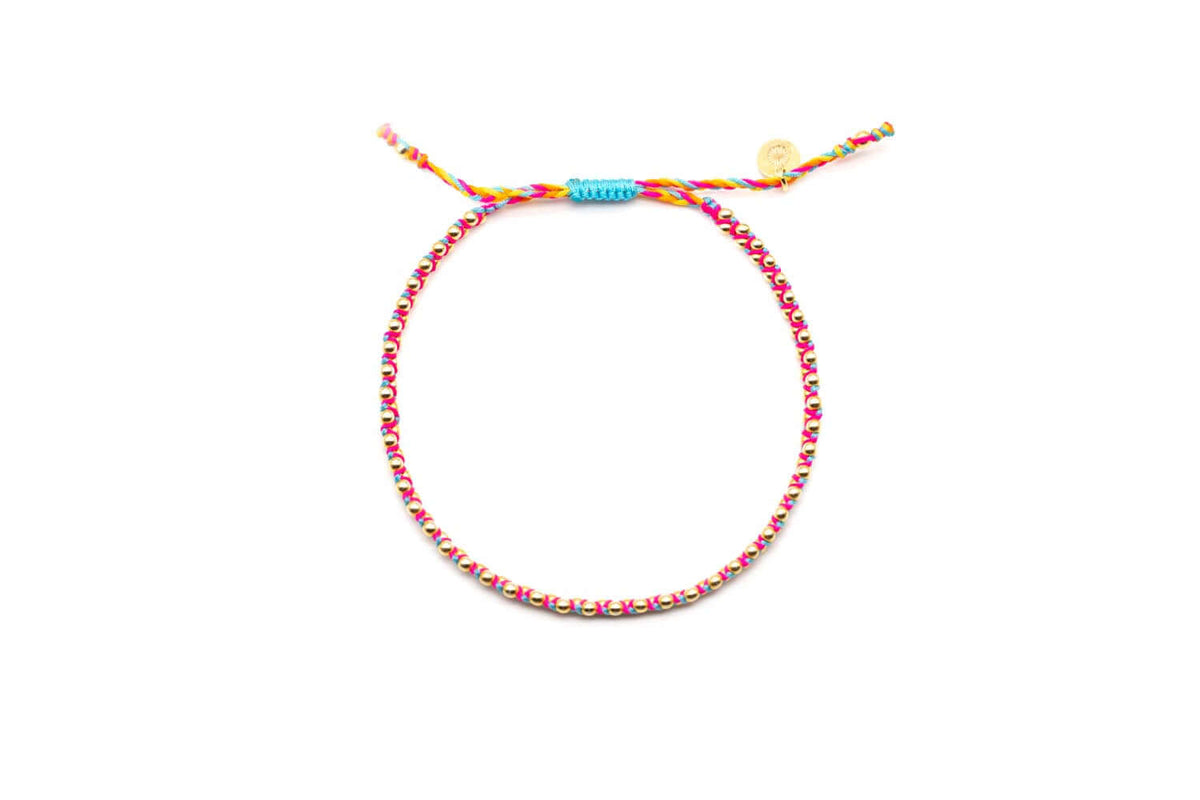 Geflochtenes Macramé-Armband in Pink, Gelb und Blaugrün mit vergoldeten Silberperlen und blauem Zugverschluss
