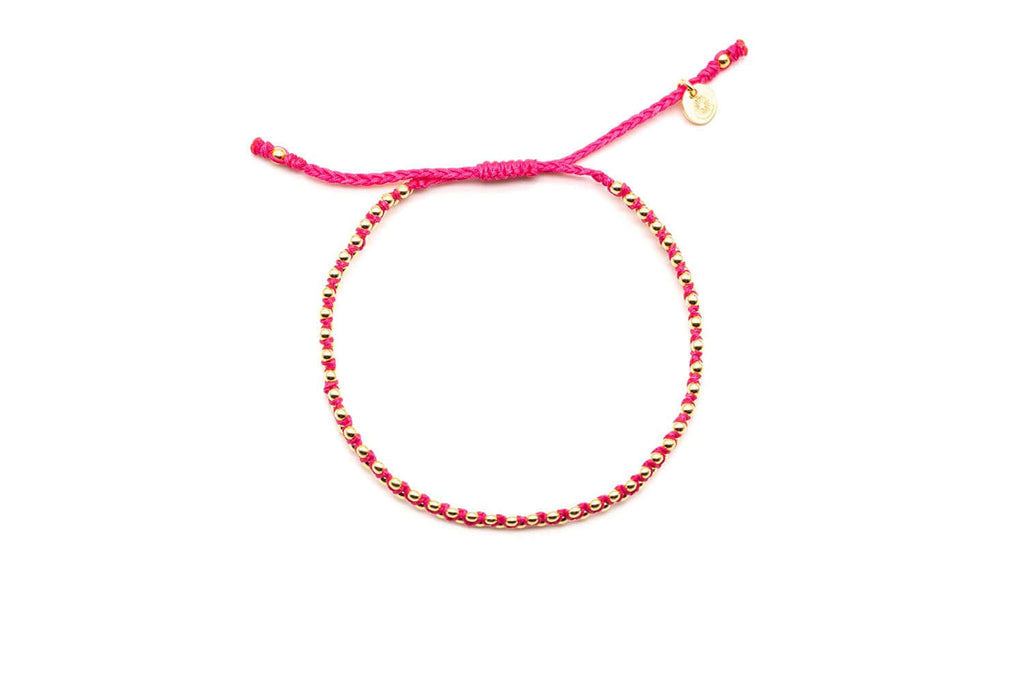 Geflochtenes Macramé-Armband in Pink mit vergoldeten Perlen und Zugverschluss