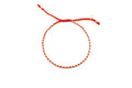 Geflochtenes Macramé-Armband in Rot mit vergoldeten Perlen und Zugverschluss, freigestellt vor hellem Hintergrund