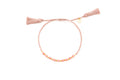 Geflochtenes Macramé-Armband in Rosé mit Korallenperlen, vergoldeten Kügelchen und zwei Quasten