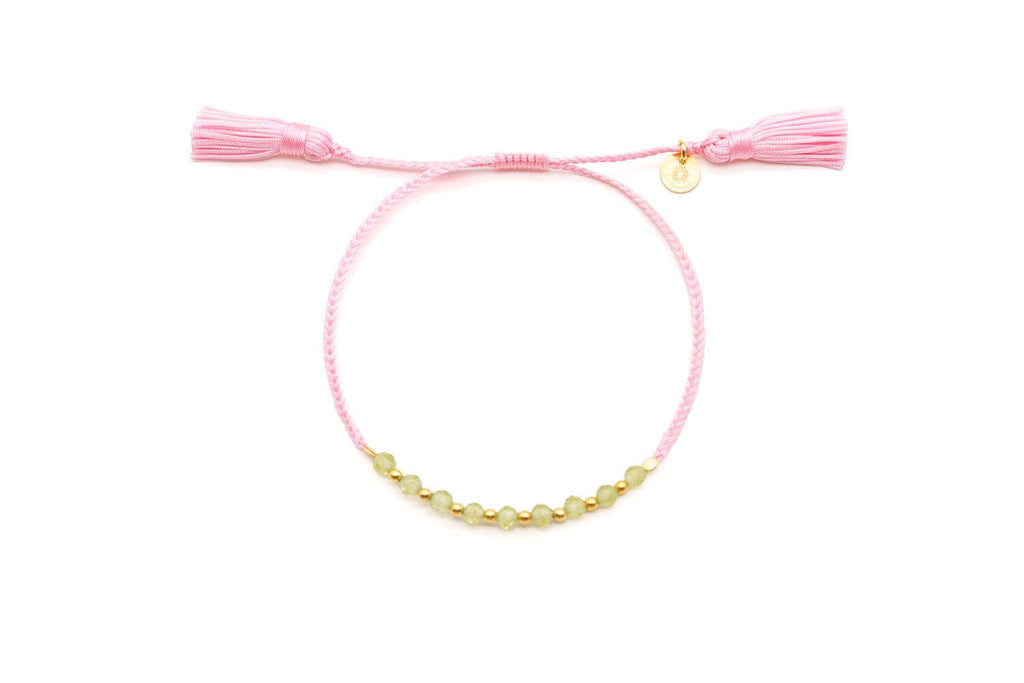 Rosa geflochtenes Macramé-Armband mit Türkis-Perlen und vergoldeten Kügelchen, mit Quasten