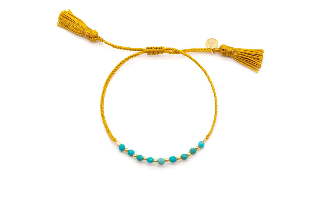 Geflochtenes Macramé-Armband in Senfgelb mit Türkisperlen, vergoldeten Perlen und zwei Quasten