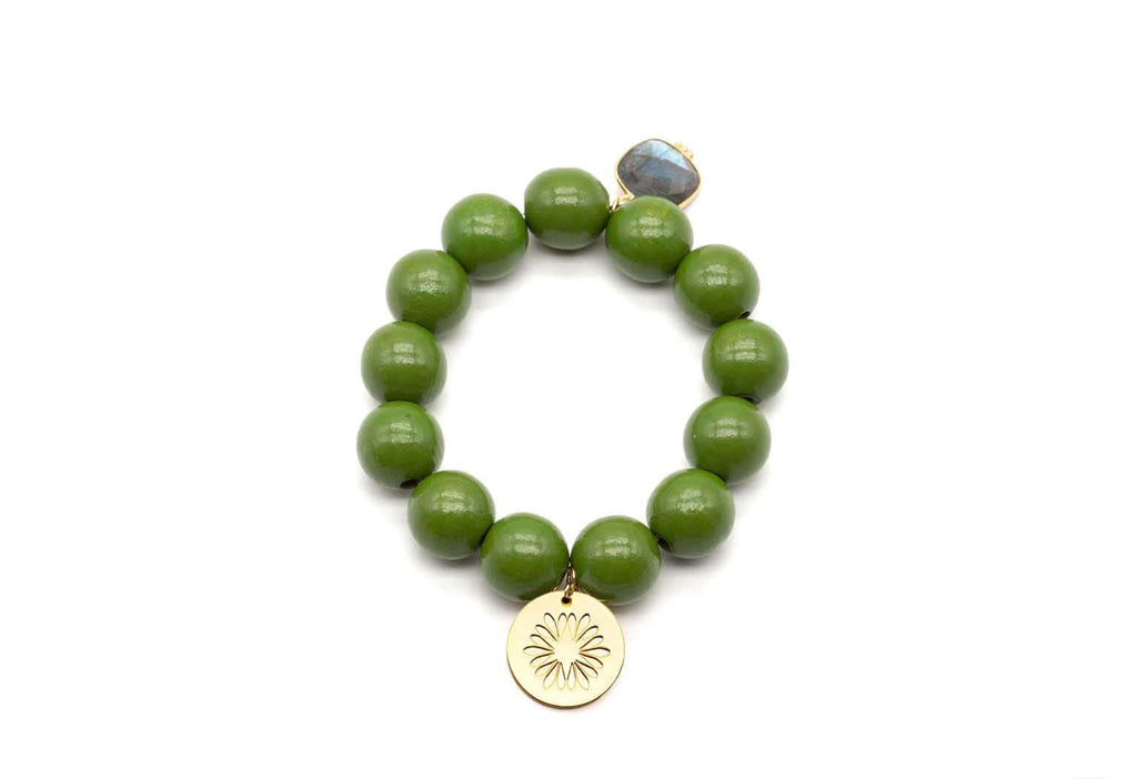 Armband auf Elastikband mit olivgrünen Holzperlen, Labradorit-Anhänger und vergoldetem Logo-Tag