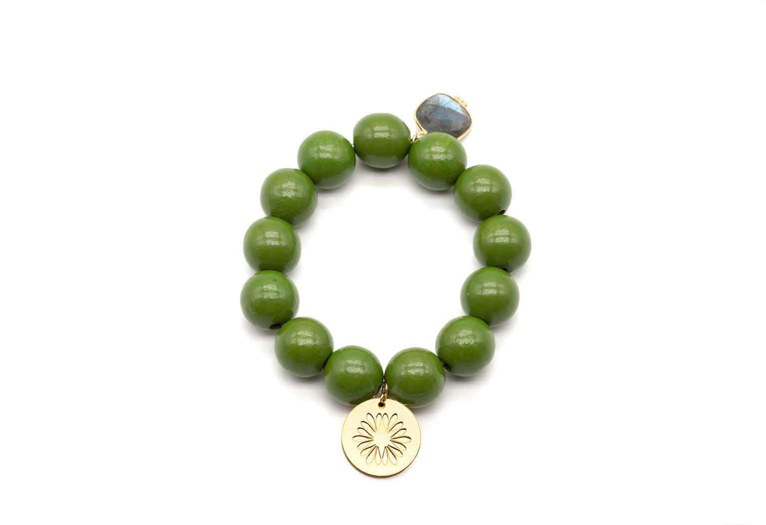 Armband auf Elastikband mit olivgrünen Holzperlen, Labradorit-Anhänger und vergoldetem Logo-Tag