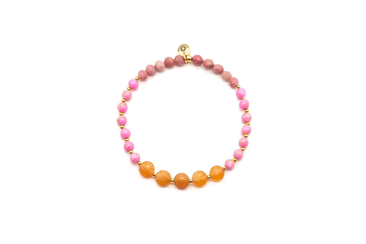 Armband auf Elastikband mit rosa und pinkfarbenen Perlen, orangefarbenen Karneol-Buttons und vergoldeter Zierperle