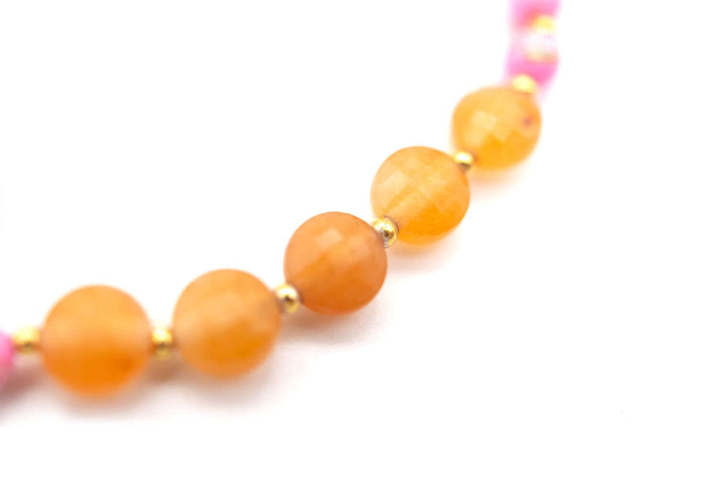 Detailaufnahme der orangefarbenen Karneol-Buttons mit goldfarbenen Zwischenperlen