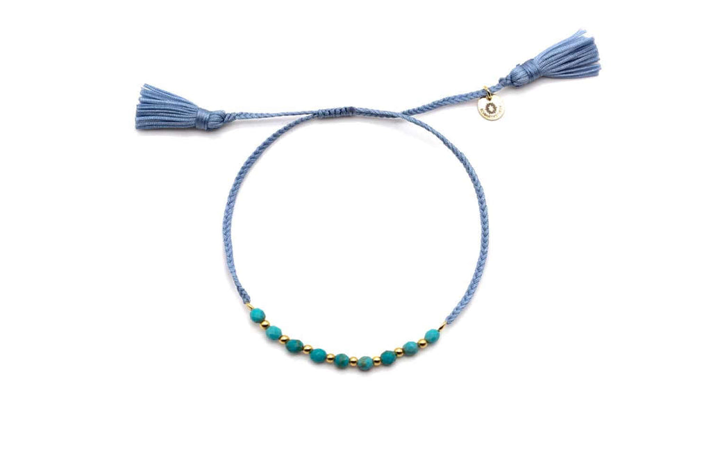 Blau geflochtenes Macramé-Armband mit Türkis-Perlen, vergoldeten Kügelchen und zwei Quasten