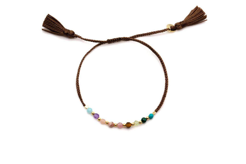 Braunes geflochtenes Macramé-Armband mit bunten Edelsteinperlen und Quasten, freigestellt