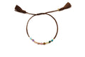 Braunes geflochtenes Macramé-Armband mit bunten Edelsteinperlen und Quasten, freigestellt