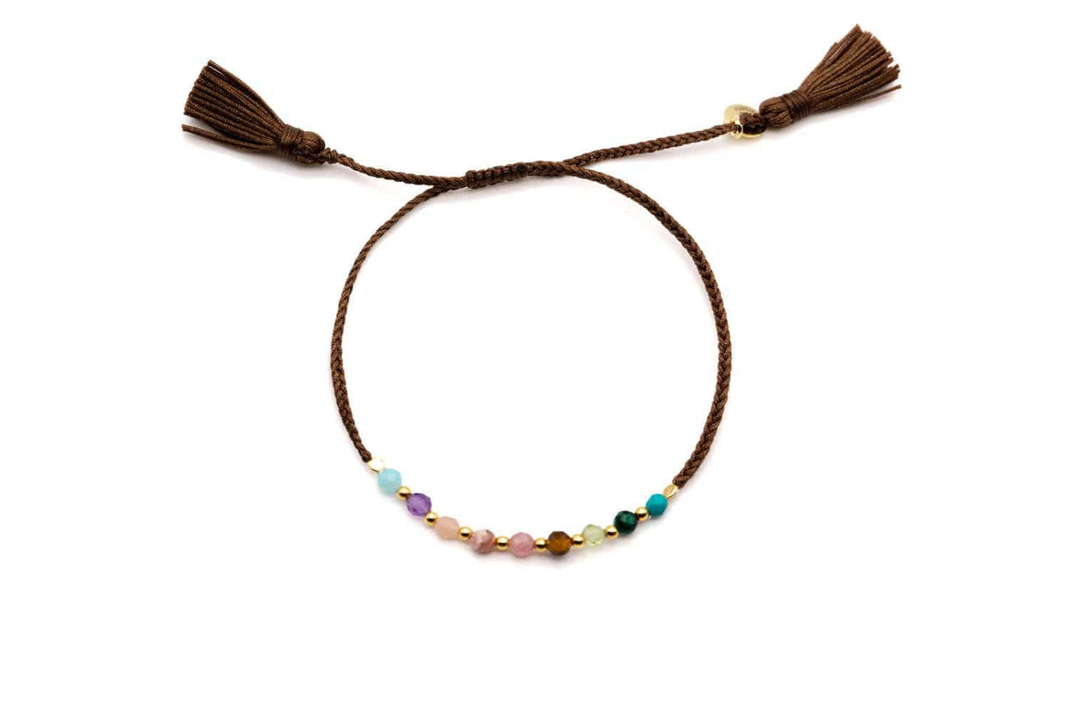 Braunes geflochtenes Macramé-Armband mit bunten Edelsteinperlen und Quasten, freigestellt