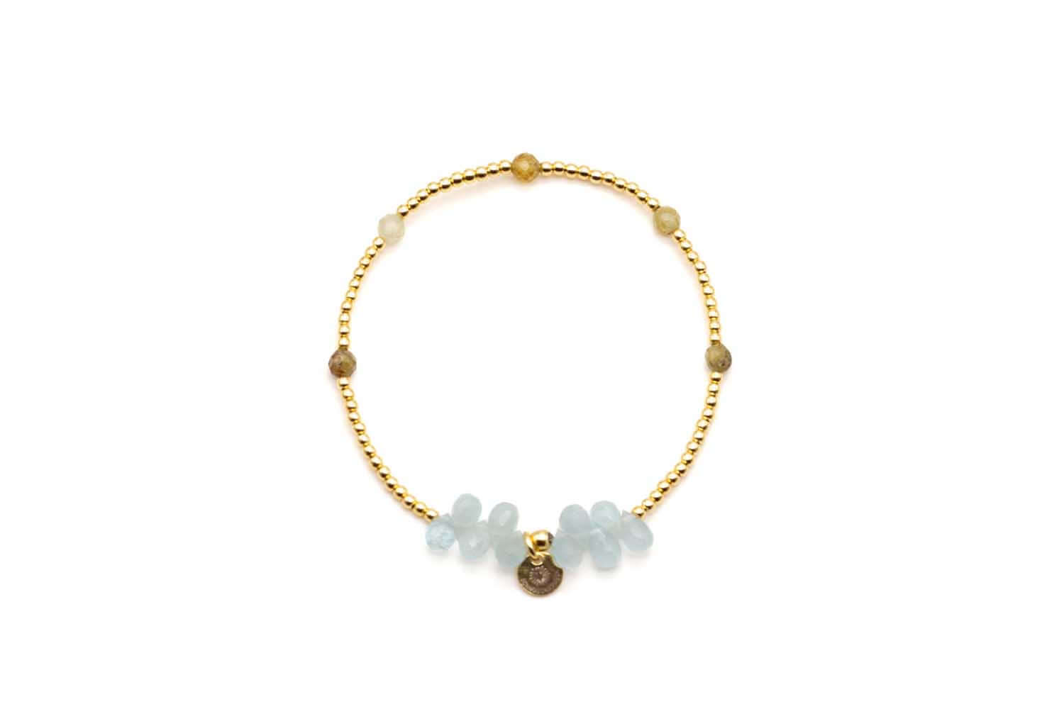 Elastisches Armband aus vergoldeten Silberperlen mit hellblauen Aquamarin-Tropfen und rundem Anhänger