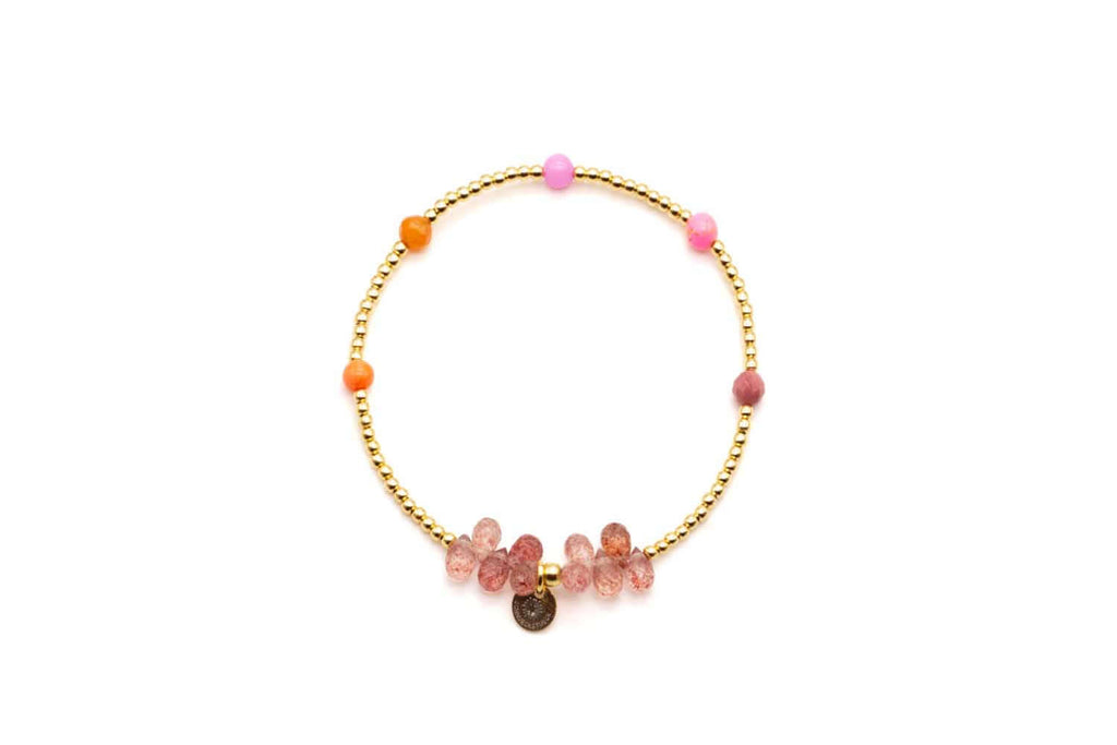 Elastikarmband mit vergoldeten Perlen, facettierten rosa Quarztropfen und einzelnen pink-orangefarbenen Edelsteinperlen